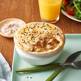 Ragout met kip en prei onder een hoedje van korstdeeg gebakken Ragout met kip en prei onder een hoedje van korstdeeg gebakken